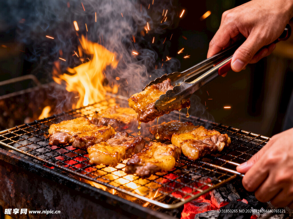 户外烧烤美味烤肉进行时