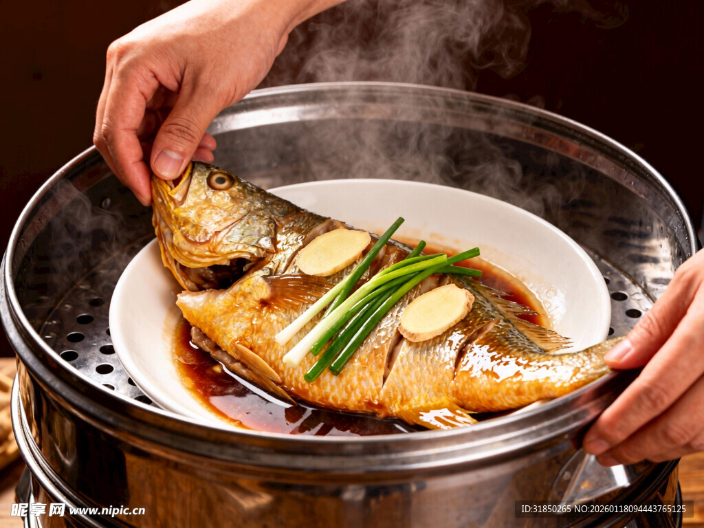 清蒸鱼出锅瞬间