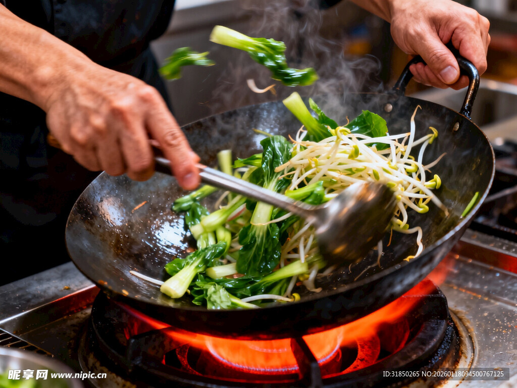 厨师旺火翻炒新鲜蔬菜