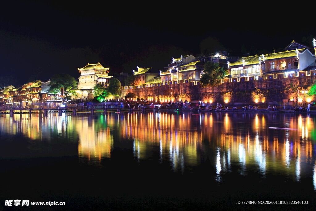 古镇夜景 水面倒映璀璨灯火