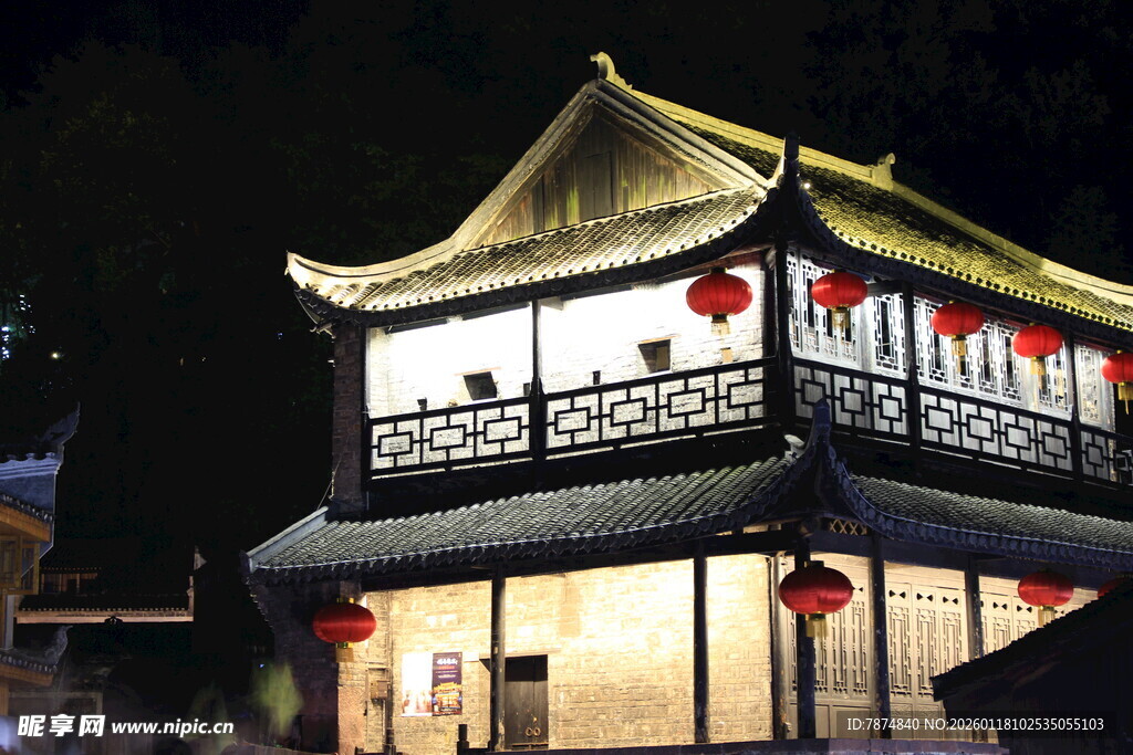 古楼夜景 红灯映照韵味浓