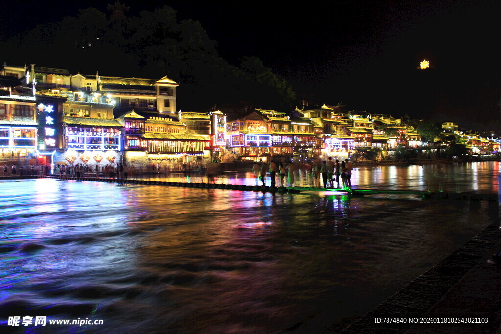 夜晚河畔璀璨灯火夜景