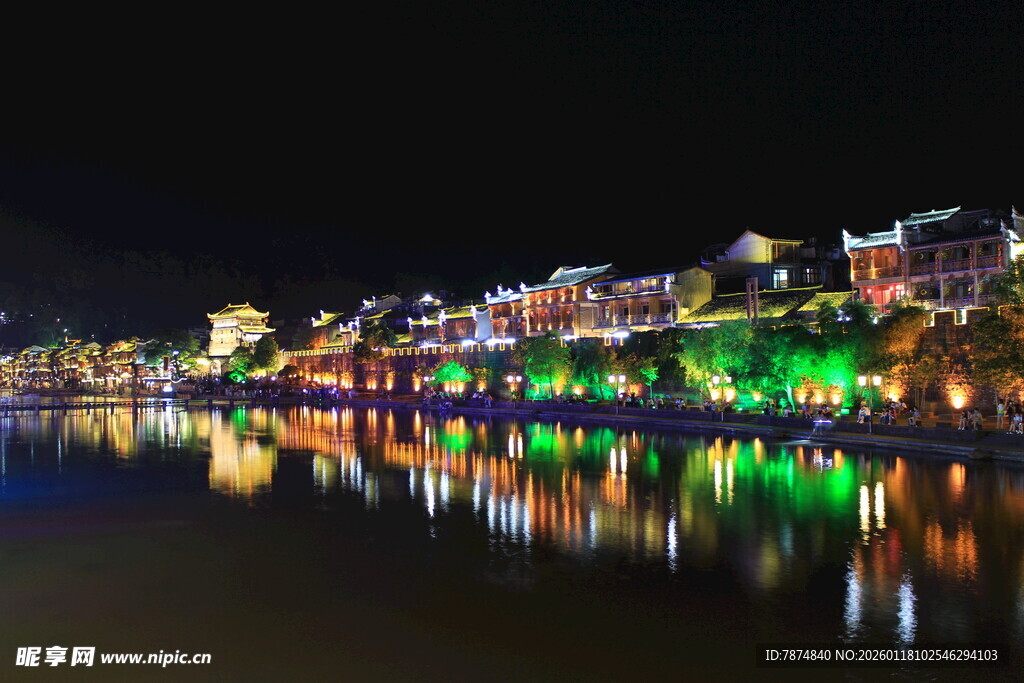 古镇夜景 水面倒映绚烂灯火