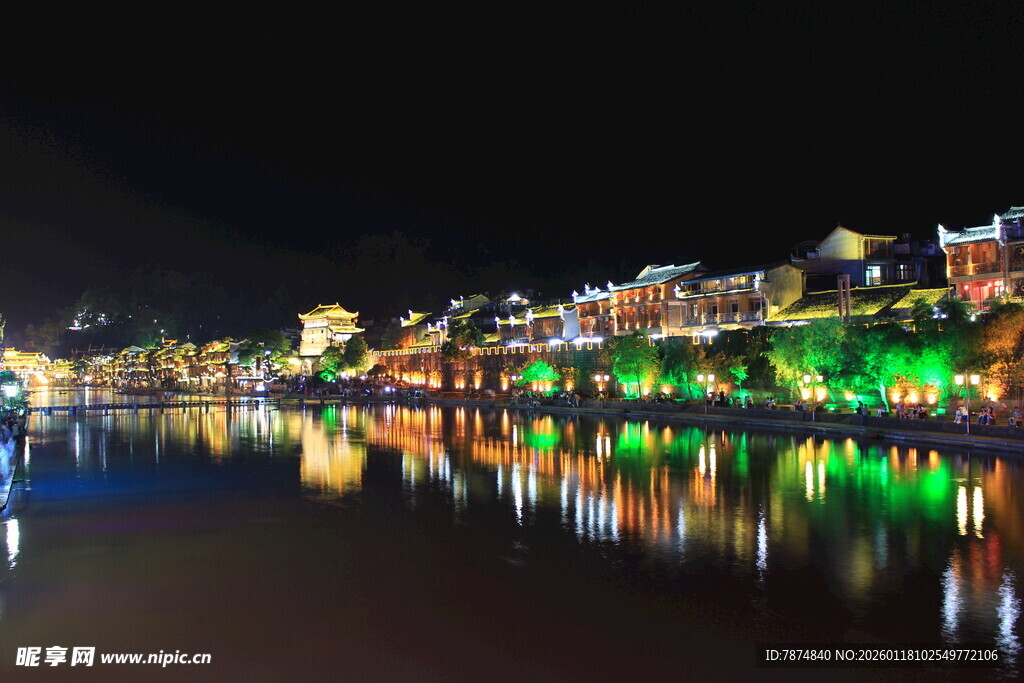 水乡夜景 璀璨灯火映湖面