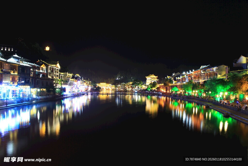 古镇河畔璀璨夜景