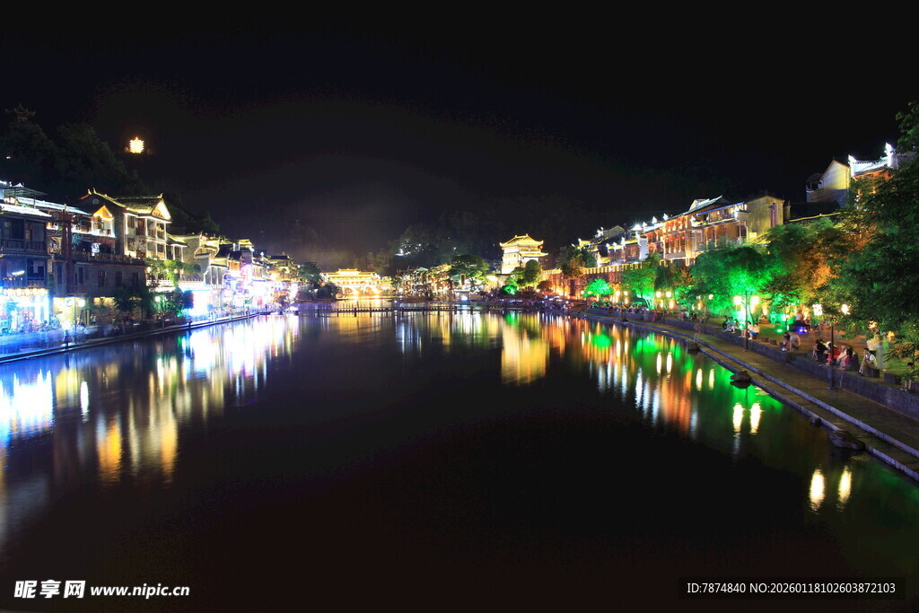 河畔夜景璀璨灯光倒影