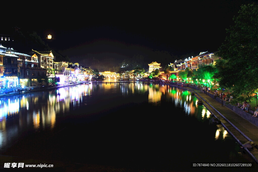 河畔夜景 灯光璀璨映水面