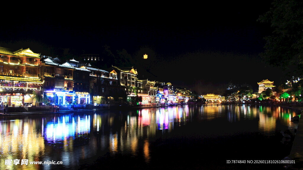 水乡夜景 璀璨灯火映河面