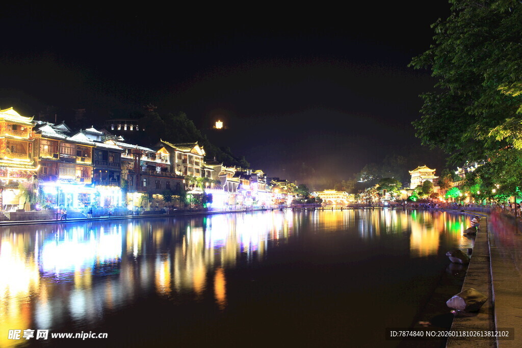 古镇夜景 河水倒映绚烂灯火
