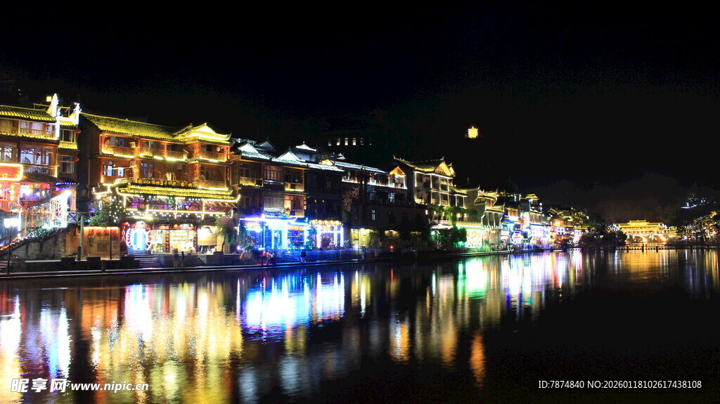 凤凰古城夜景璀璨倒影美