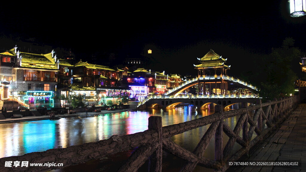 夜晚河畔古桥璀璨夜景