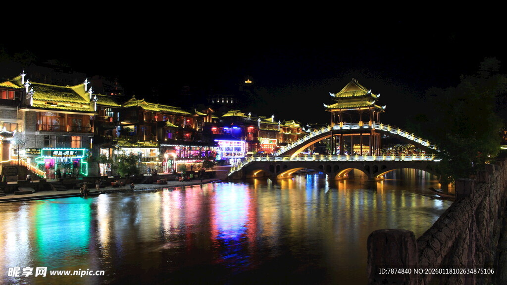 古镇夜景 璀璨灯火映河面