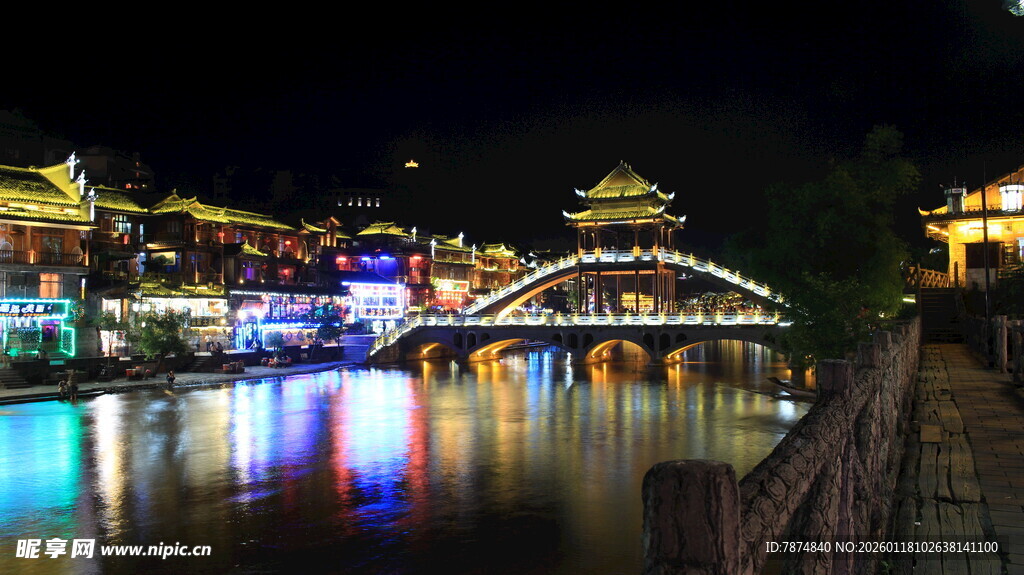 古镇夜景 璀璨灯光映桥梁
