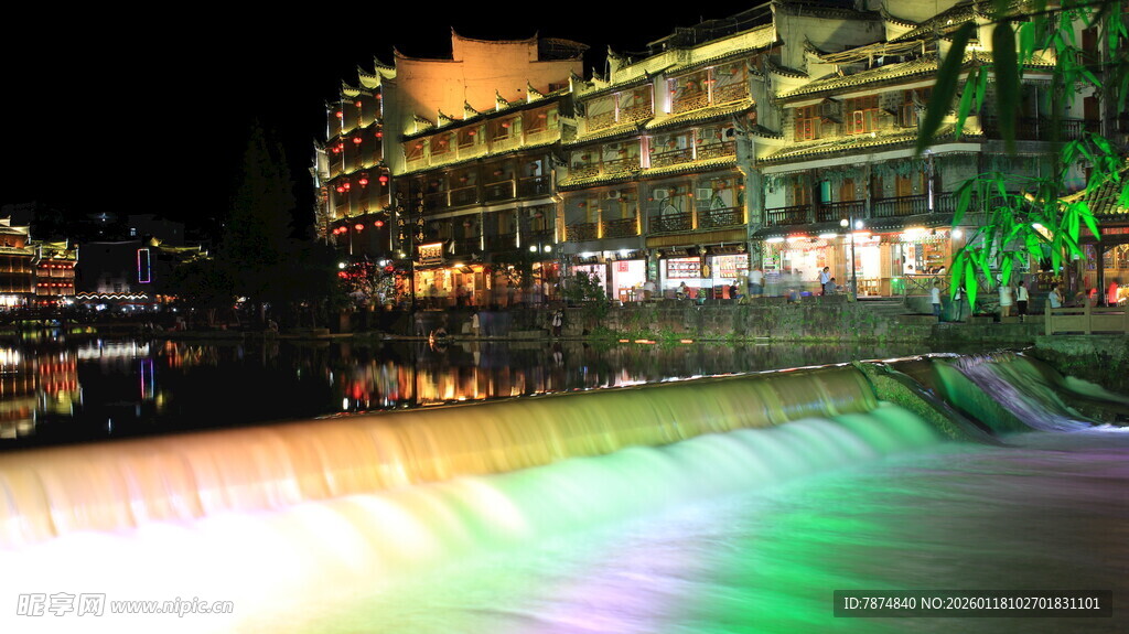 夜晚河畔绚丽灯光建筑