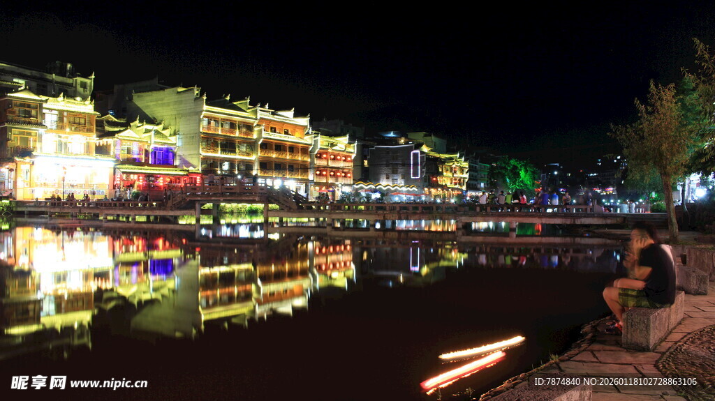 夜晚河畔绚丽灯光倒影