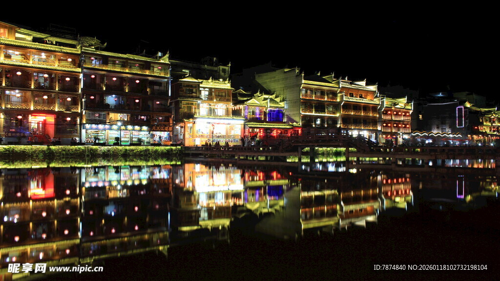 凤凰古城夜景璀璨倒影美