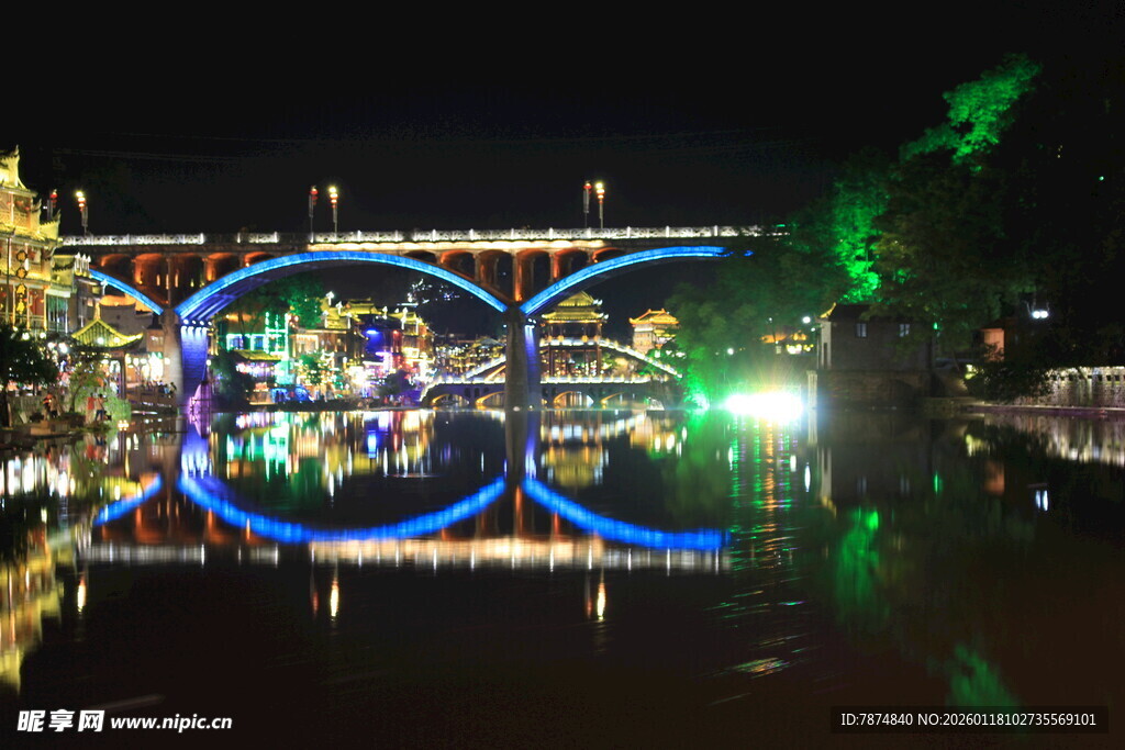 璀璨夜景中的绚丽桥梁