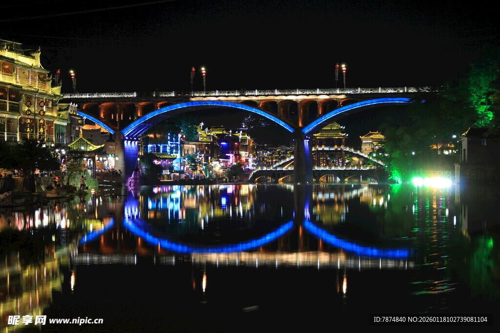 璀璨夜景下的绚丽桥体景观