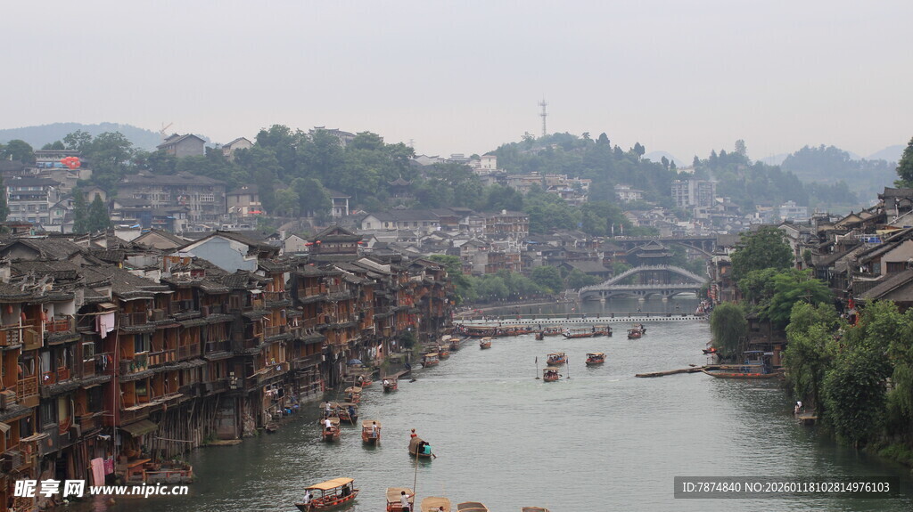 湘西河畔古朴吊脚楼景观