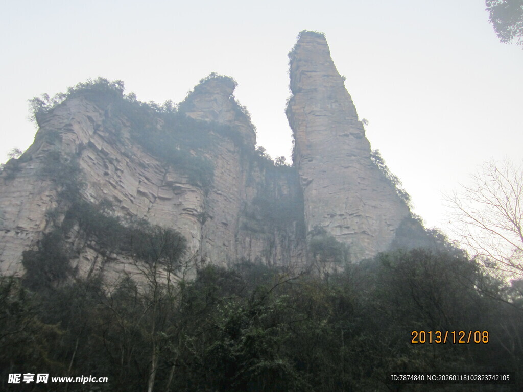 奇峰耸立的壮丽山景