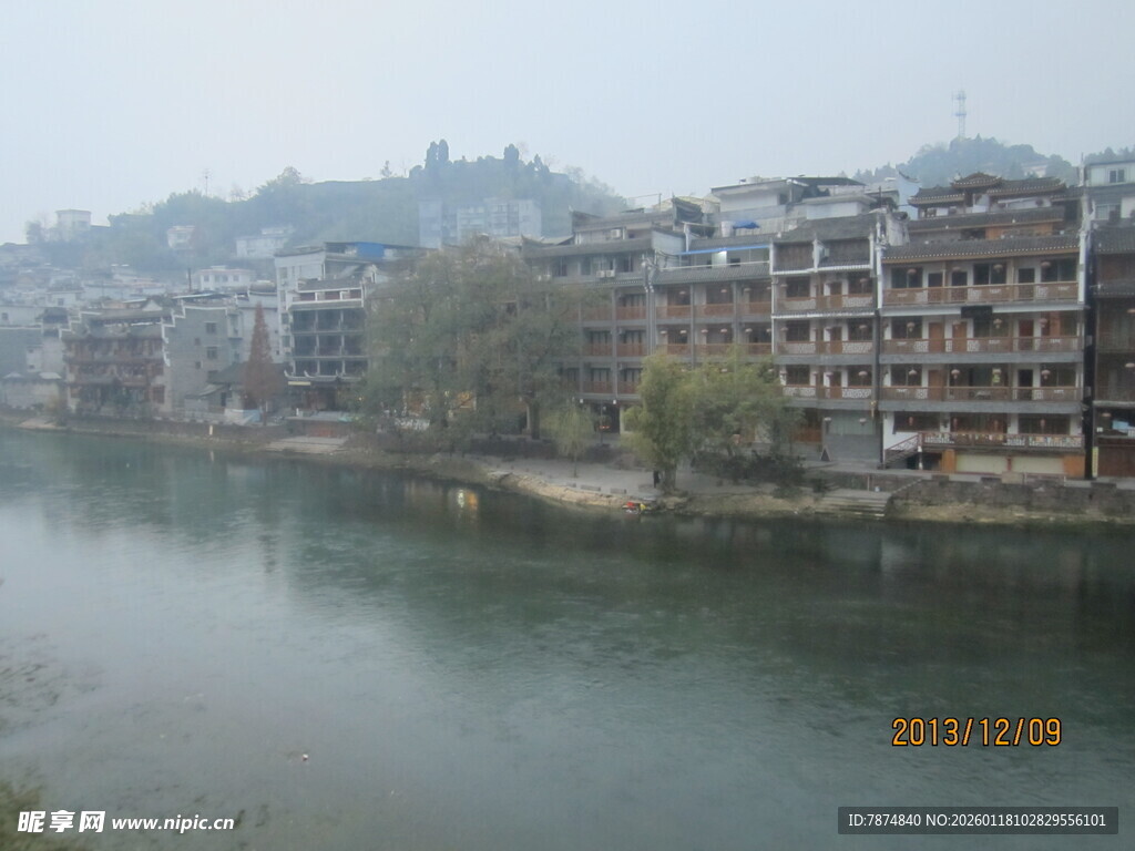 河畔古建风光