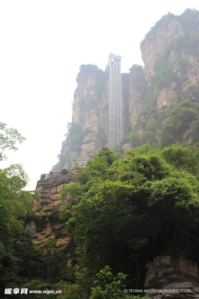 山间瀑布与葱郁植被景观