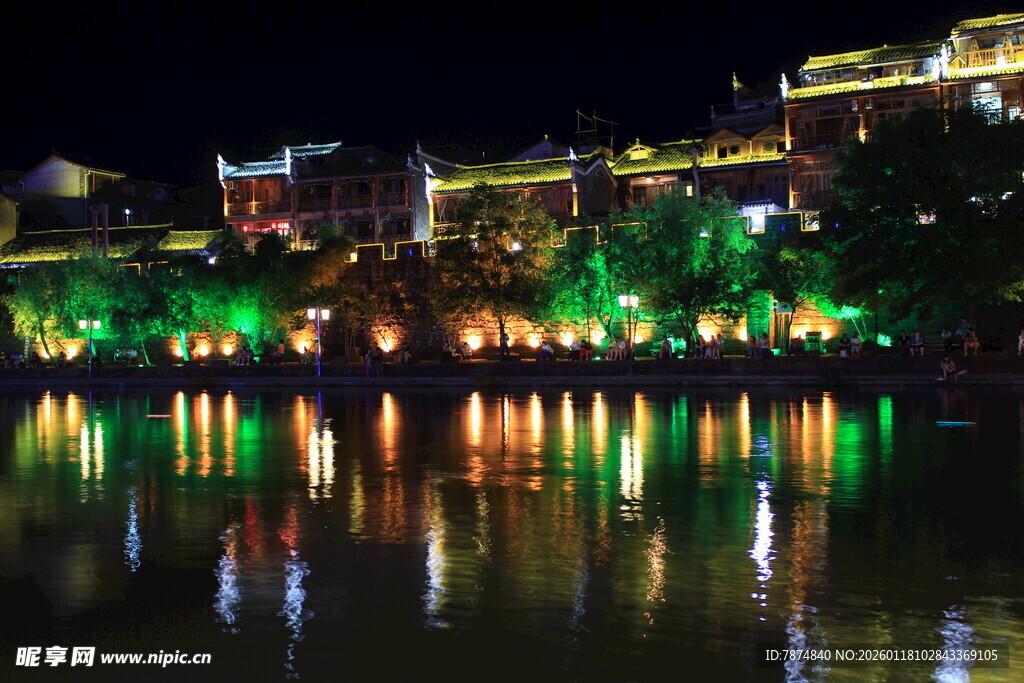 凤凰古城夜景璀璨倒影美