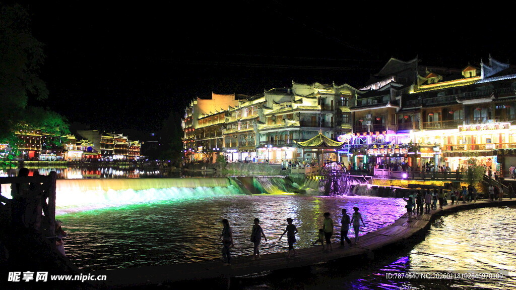 夜晚河畔绚丽灯光景观