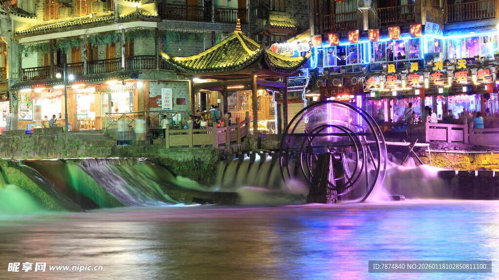 江南水乡夜景璀璨如画