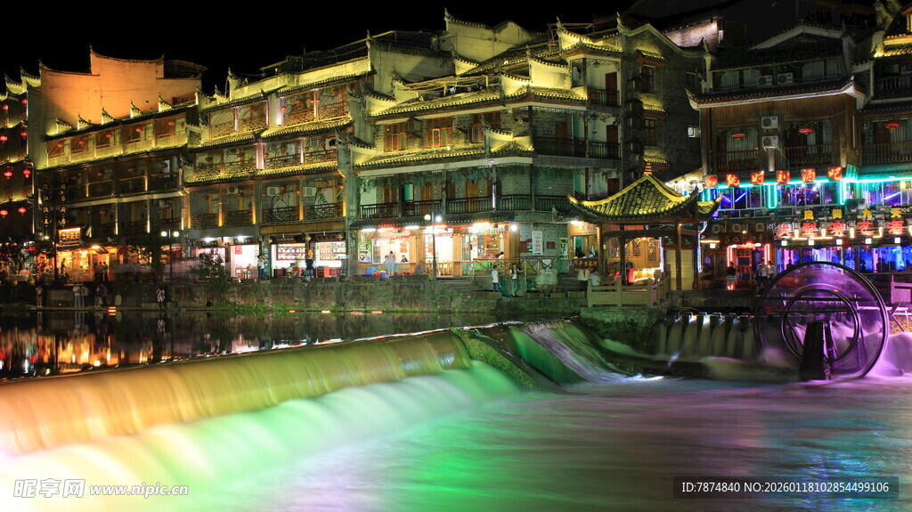 夜晚河畔璀璨灯光古建景观