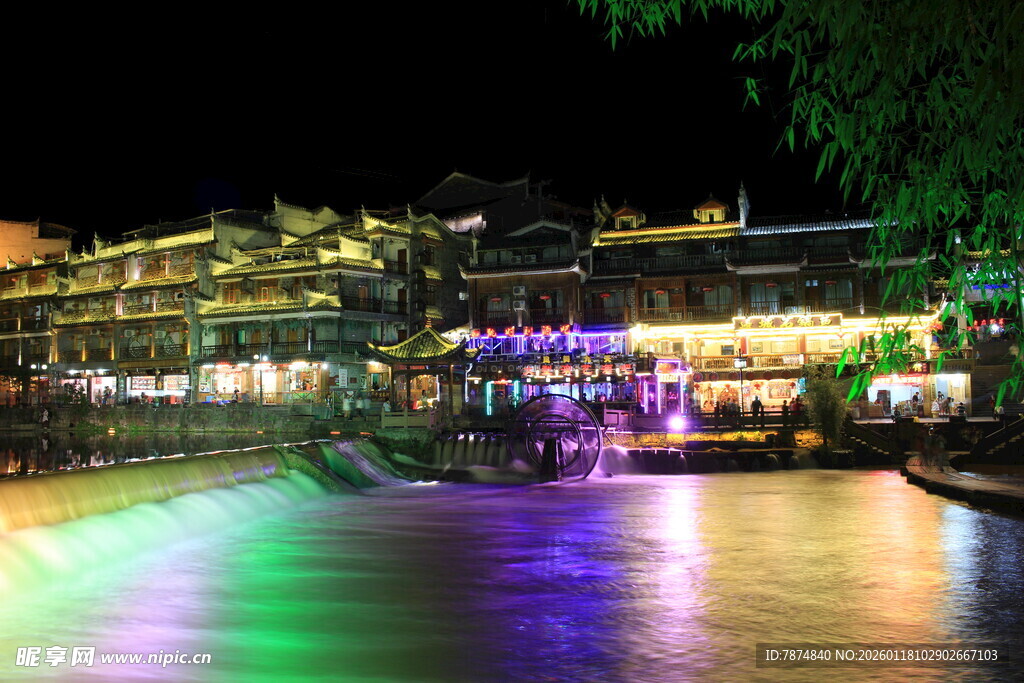 古镇夜景 河水倒映绚烂灯光