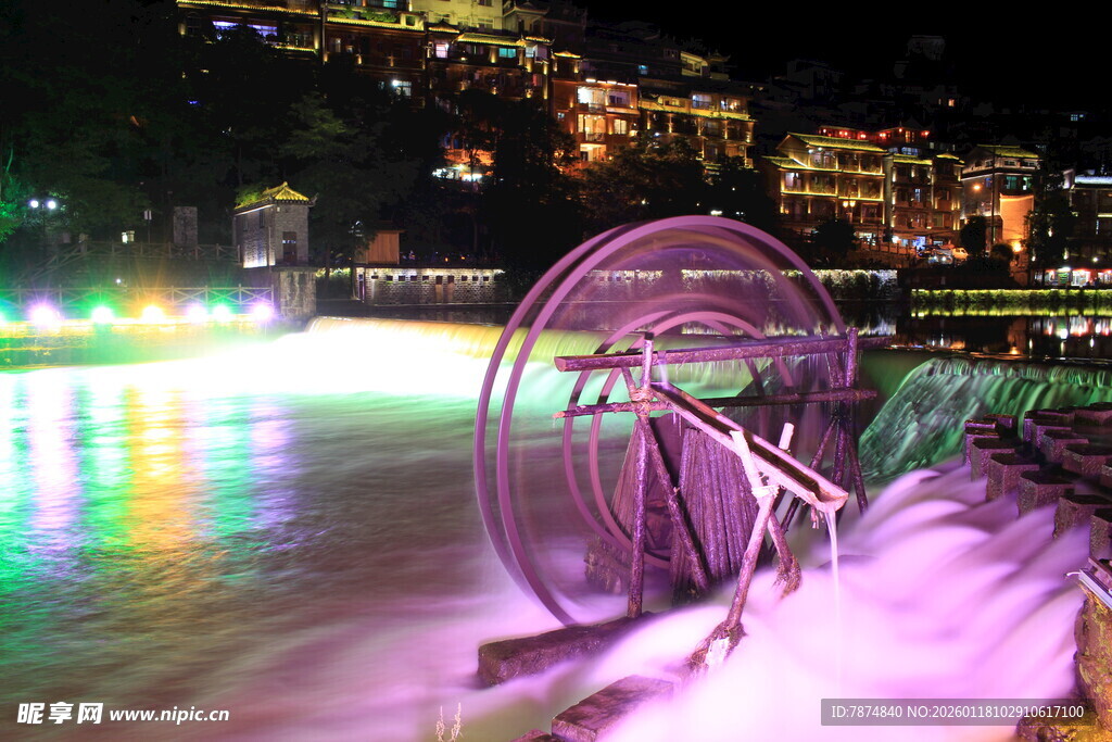 夜晚炫彩水车景观