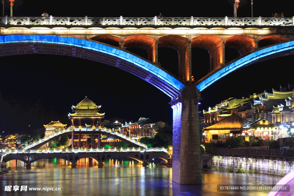 城市桥梁夜景与古典建筑