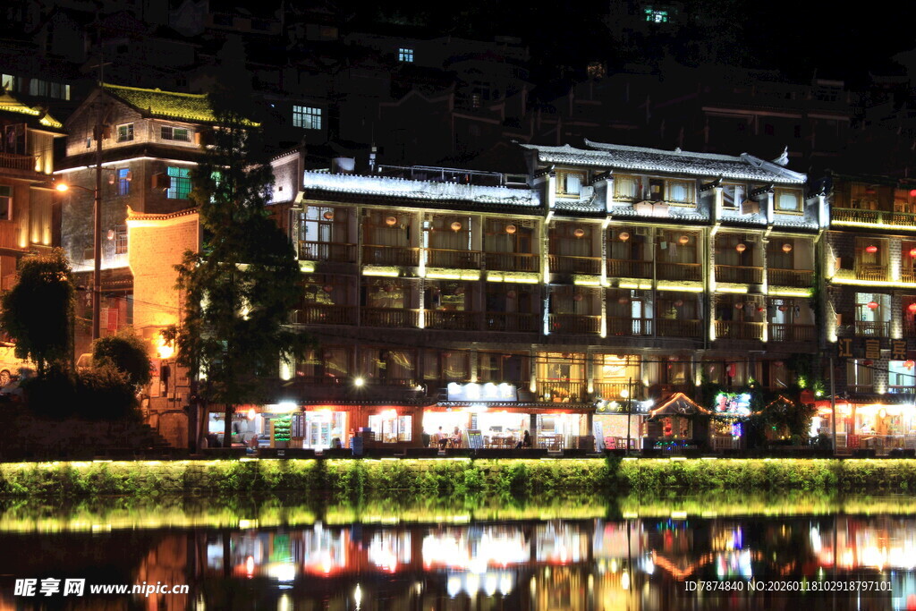古镇夜景 璀璨灯火映河面