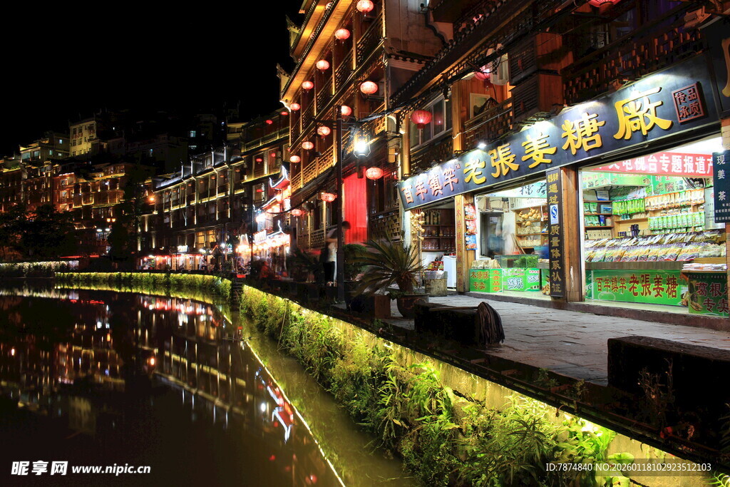 夜晚河畔繁华商业街景
