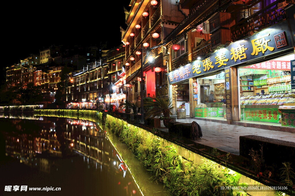 夜间河畔繁华商业街景