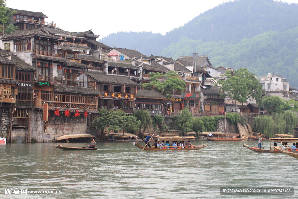 湘西凤凰古城河畔风光