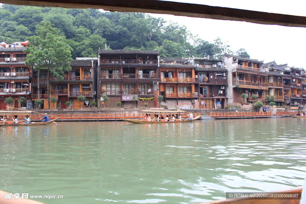 湘西河畔古朴吊脚楼景观