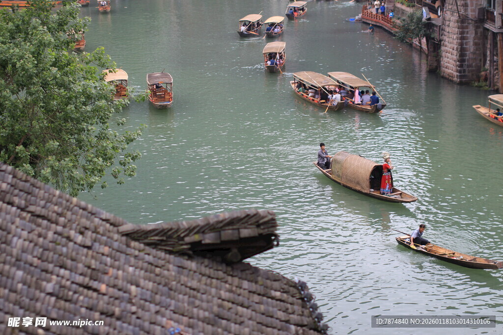 水乡河道上的船只景象