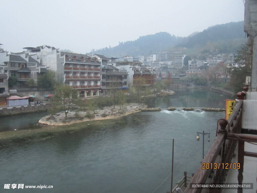 河畔城镇风光