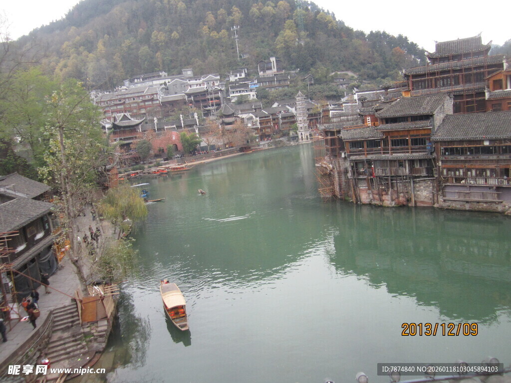 湘西古镇河畔风光