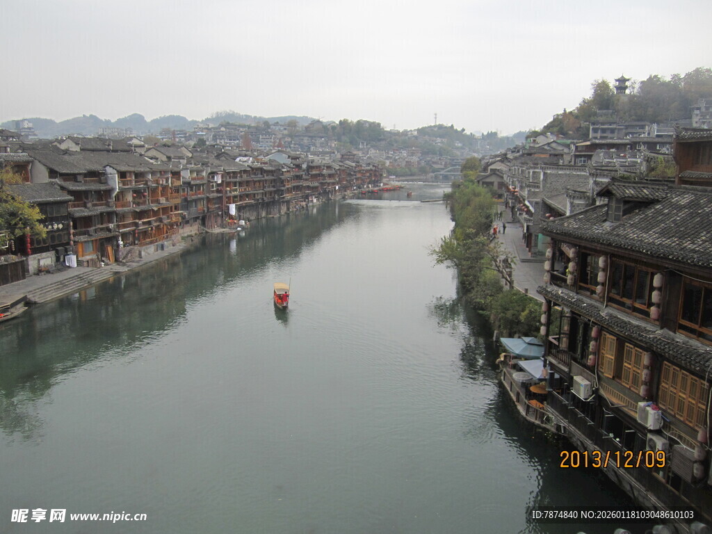 湘西古镇沿河风景如画