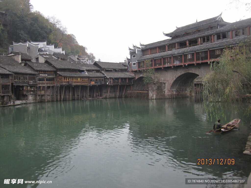 湘西凤凰古城河畔美景