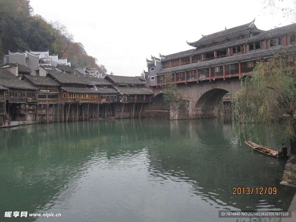 湘西凤凰古城河畔美景