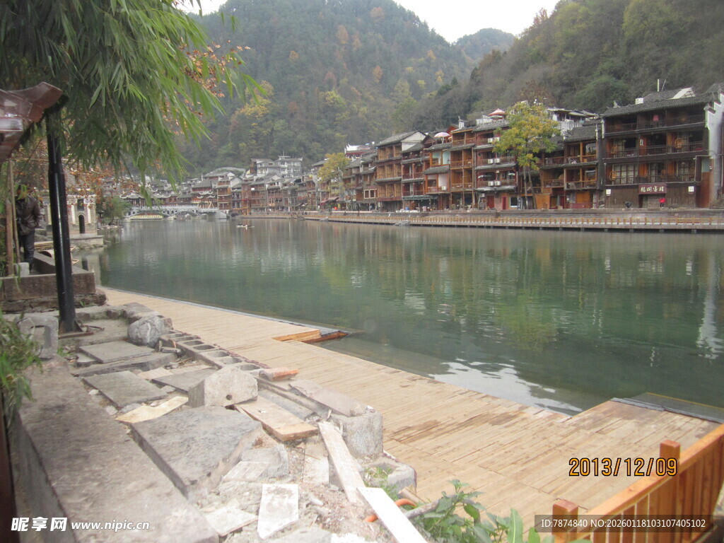 湘西河畔古朴景致