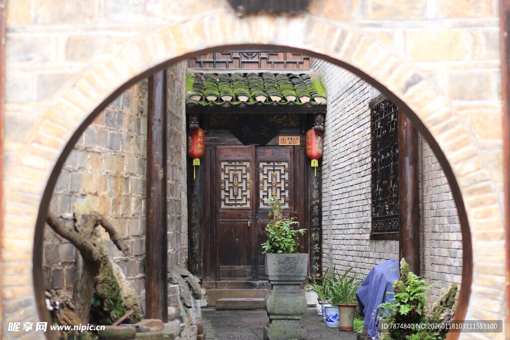 中式圆门庭院景致