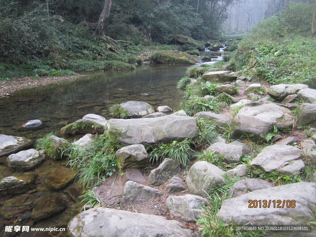 山间溪流旁的嶙峋怪石