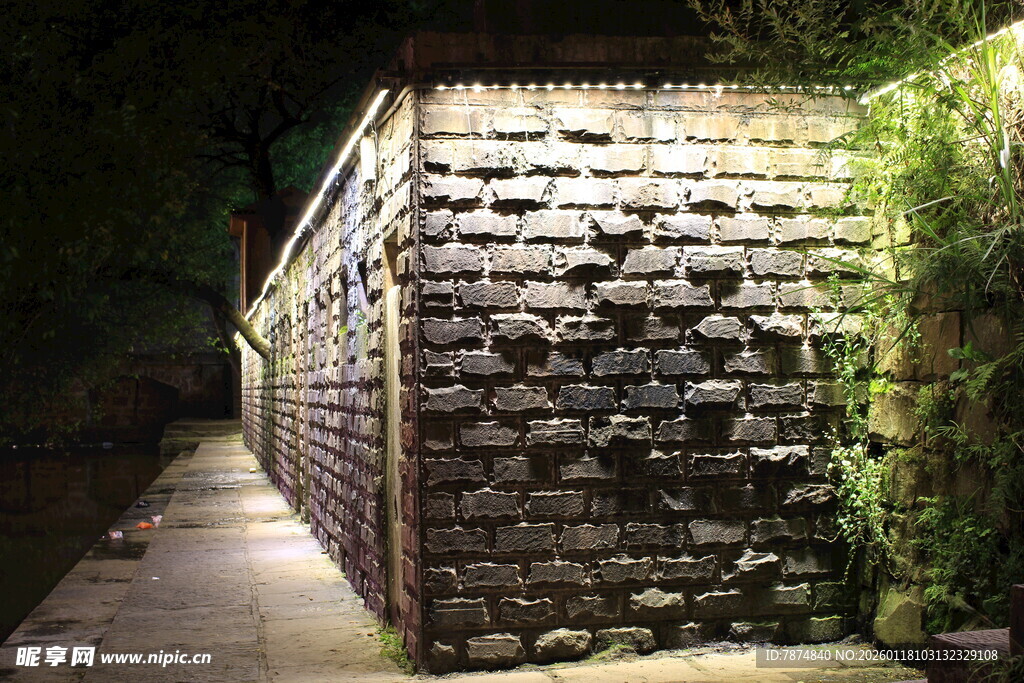石砌墙夜景 静谧小路风光
