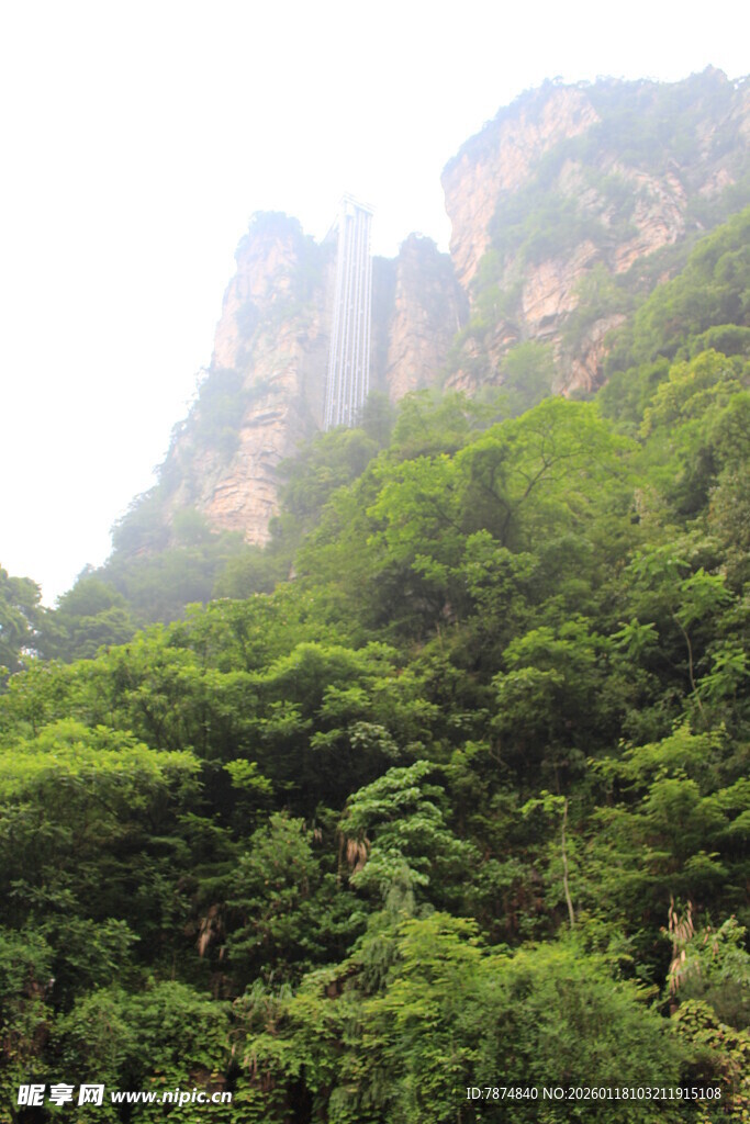 青山翠谷间的壮丽山峰