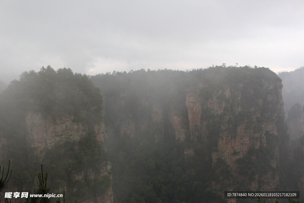云雾缭绕的险峻山峰